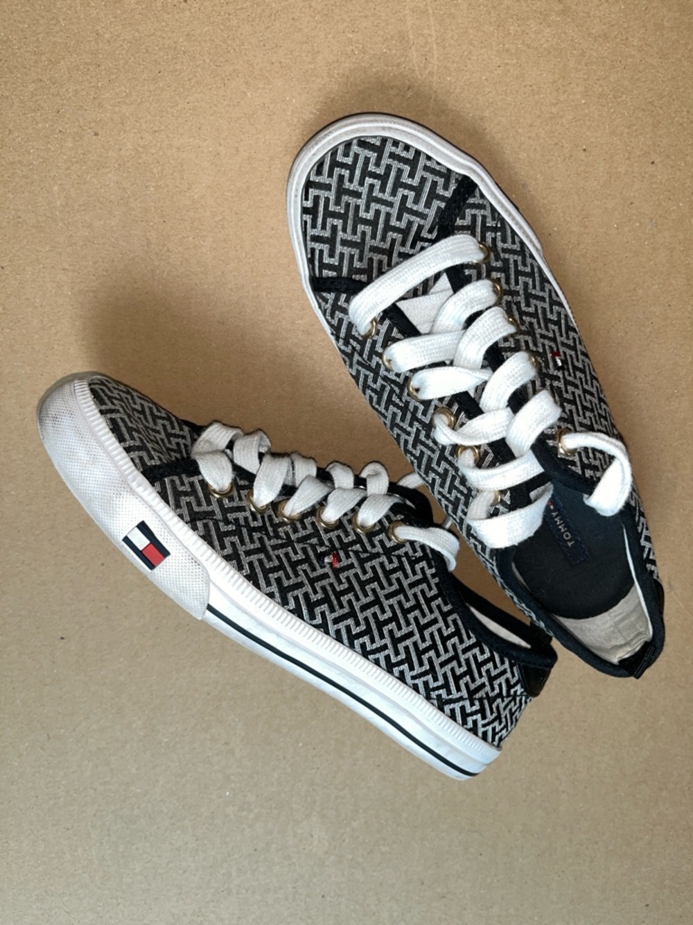 Tommy Hilfiger Lorelei Monogram Low Top Canvas Sneakers Black White Size 6